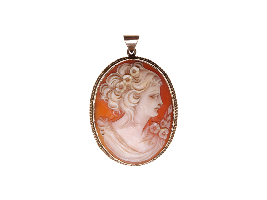 Antique Victorian 9ct Gold & Hand Carved Shell Cameo Pendant